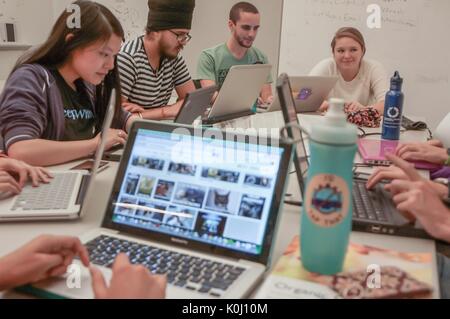 Un gruppo di studenti di un apprendimento brody commons sala studio, circondato da computer portatili e i materiali di studio, 2016. cortesia eric chen. Foto Stock