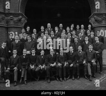 Ritratto di gruppo della Johns Hopkins University di classe 1901, raccolte sui passi di un grande edificio di mattoni a Baltimora, Maryland. 1901. Foto Stock