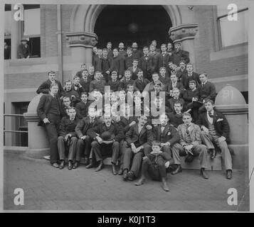 Ritratto di gruppo della Johns Hopkins University di classe 1890, raccolte sui passi di un grande edificio di mattoni. 1890. Foto Stock