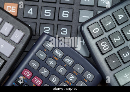 Immagine ravvicinata di più tastiere calcolatrice impilati gli uni sugli altri Foto Stock