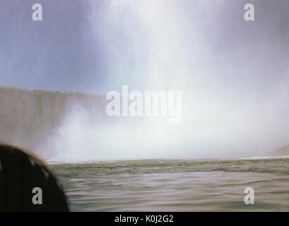 La nebbia creata dalla caduta di acqua a Cascate del Niagara oscura parzialmente la vista delle cascate stesse, 1960. Foto Stock