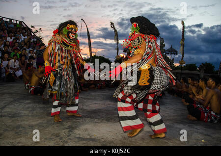 Uluwatu - MARZO 15: Balinese tradizionale danza Kecak al Tempio di Uluwatu sul Mar 15, 2015, Bali, Indonesia. Kecak (noto anche come Ramayana Monkey Chant) ho Foto Stock