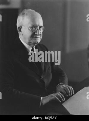 A mezza lunghezza seduto ritratto di fisico americano Joseph Sweetman Ames, che fu professore, provost, allora presidente presso la Johns Hopkins University. 1935. Foto Stock