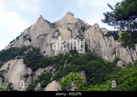 Pisello baegundae bukhansan nel parco nazionale, è un famoso picco a salire lungo la parete di seoul, però è ripido e esposto con catene e cavi Foto Stock
