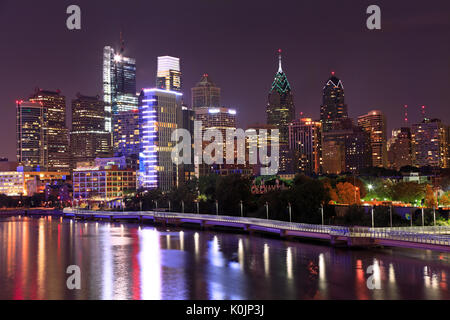 Lo skyline di Philadelphia accesa e riflessa nel fiume Schuylkill al crepuscolo, STATI UNITI D'AMERICA Foto Stock