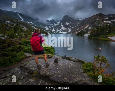 Backpacker guarda al lago di Isabelle Brainard Lago Recreation Area Colorado turismo, Foto Stock