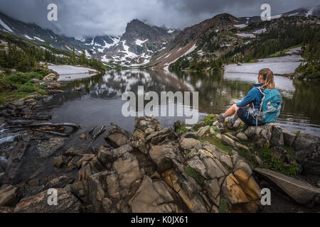 Backpacker guarda al lago di Isabelle Brainard Lago Recreation Area Colorado turismo, Foto Stock