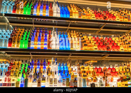 Firebird's bar e ristorante grill in Montgomery, Alabama backbar illuminato scaffali con centinaia di colorate le bottiglie di liquore sul display. Foto Stock