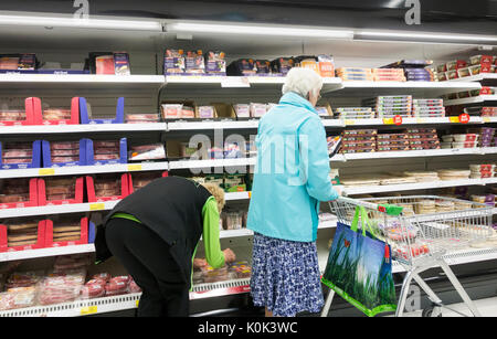 Femmina matura Asda dipendente nel supermercato Asda. Regno Unito Foto Stock