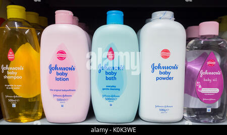 Johnson baby prodotti su scaffale di supermercato. Regno Unito Foto Stock