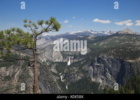 Vista dal punto ghiacciaio della valle di Yosemite, mezza cupola e Yosemite Falls, Yosemite National Park, CA, Stati Uniti d'America Foto Stock