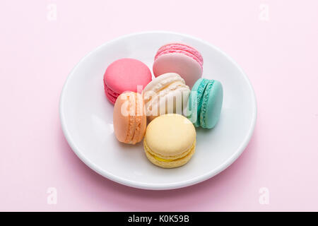 Pastello colorato torta macaron o amaretto sulla piastra. Foto Stock