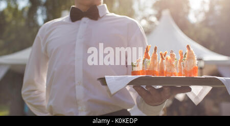 Cameriere a piedi con antipasti Foto Stock