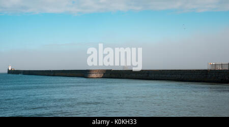 Faro nascondendo in un haze nel porto di Aberdeen ingresso, Scozia Foto Stock