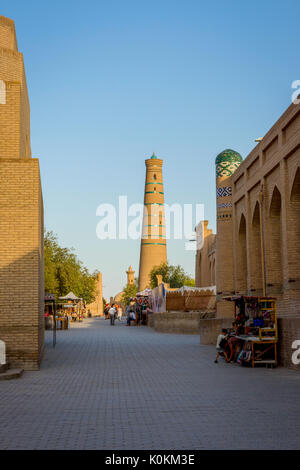 KHIVA, UZBEKISTAN - 6 settembre: strade di Khiva città vecchia e Islam Khoja minaret. Settembre 2016 Foto Stock