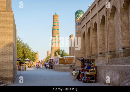 KHIVA, UZBEKISTAN - 6 settembre: strade di Khiva città vecchia e Islam Khoja minaret. Settembre 2016 Foto Stock