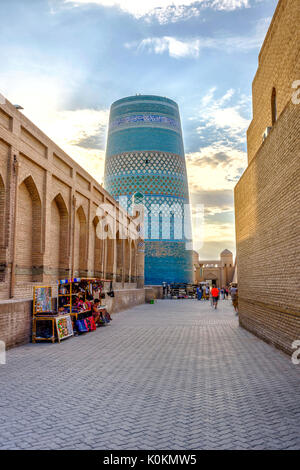 KHIVA, UZBEKISTAN - 6 settembre: strade di Khiva città vecchia e Islam Khoja minaret. Settembre 2016 Foto Stock