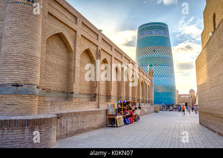 KHIVA, UZBEKISTAN - 6 settembre: strade di Khiva città vecchia e Islam Khoja minaret. Settembre 2016 Foto Stock