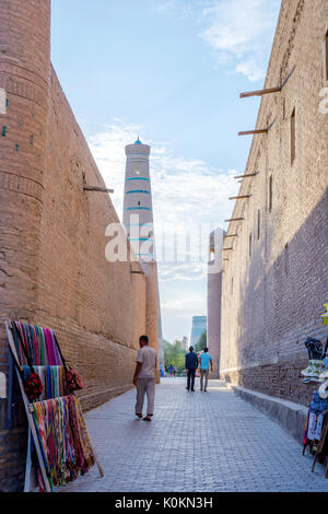 KHIVA, UZBEKISTAN - 6 settembre: strade di Khiva città vecchia e Islam Khoja minaret. Settembre 2016 Foto Stock