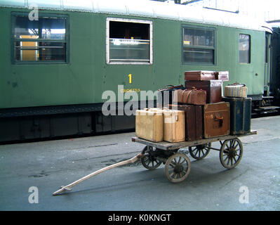 PARIS AUSTERLITZ stazione - BAGAGES ET CARRI SUR ONU QUAI DE LA GARE - ricostituzione HISTORIQUE POUR UN TOURNAGE - PARIGI FRANCIA © F.BEAUMONT Foto Stock