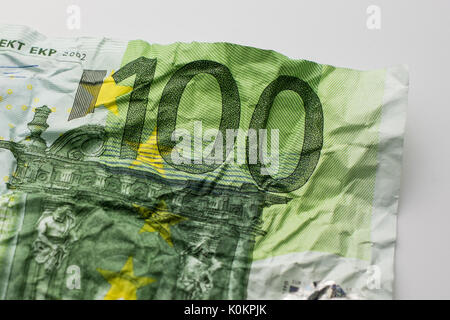 Uno hundret euro bill - stropicciata 100 euro bill closeup Foto Stock