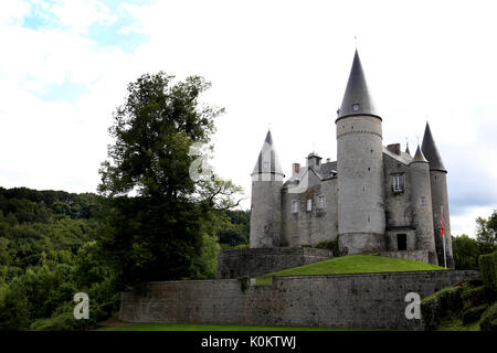 Situato in Celles, vicino a Dinant, il castello medievale di Veves. Dinant, Belgio. Foto Stock