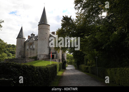 Situato in Celles, vicino a Dinant, il castello medievale di Veves. Dinant, Belgio. Foto Stock