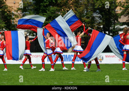 Mosca, Russia - 29 giugno 2014: Le ragazze russe con bandiere russe sostengono il team Russia prima della partita per la piazza 5 con il Galles Foto Stock