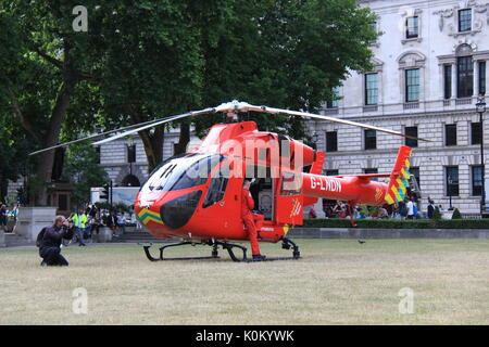 Londra Air Ambulance (ORLI) MD-902 Explorer in piazza del Parlamento per partecipare ad una emergenza medica Foto Stock