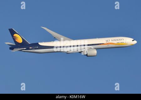 JET AIRWAYS Boeing 777-300ER VT-JES salendo da Heathrow legata a Delhi. Foto Stock