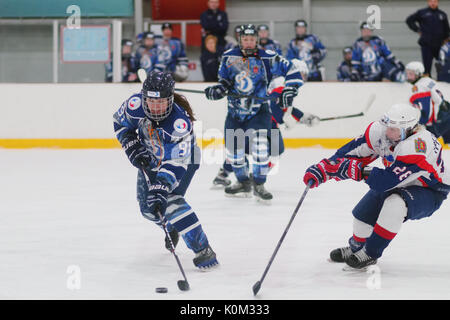 San Pietroburgo, Russia - 17 Febbraio 2016: Donna ice hockey match Dinamo San Pietroburgo vs Biryusa Krasnoyarsk. Le squadre in lotta per il terzo posto Foto Stock