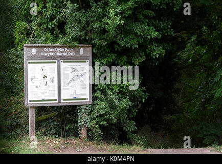 Segno che puntano a Offa's Dyke percorso (Llwybr Clawdd Off) accanto al fiume Wye inil città di Hay on Wye. Foto Stock