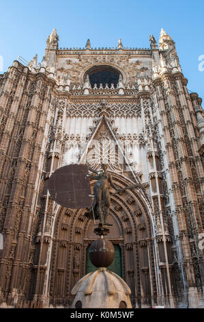 Spagna: la porta del Principe della Cattedrale di Santa Maria del vedere la Cattedrale di Siviglia, antica moschea consacrata come chiesa cattolica nel 1507 Foto Stock