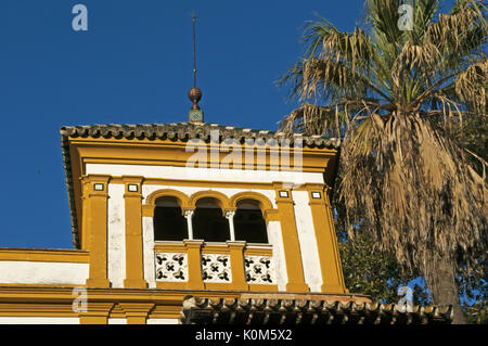 I vicoli e i palazzi del Barrio de Santa Cruz, il principale quartiere turistico di Siviglia e il vecchio quartiere ebraico della città medievale Foto Stock