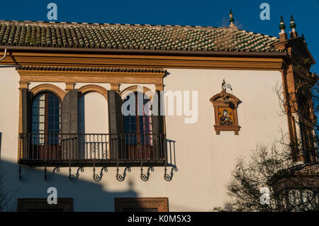 I vicoli e i palazzi del Barrio de Santa Cruz, il principale quartiere turistico di Siviglia e il vecchio quartiere ebraico della città medievale Foto Stock