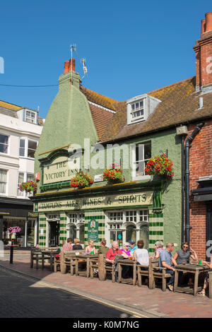 La vittoria Inn (costruito 1766) nelle corsie di Brighton, East Sussex, Inghilterra. Con gente seduta godendo bevande. Foto Stock