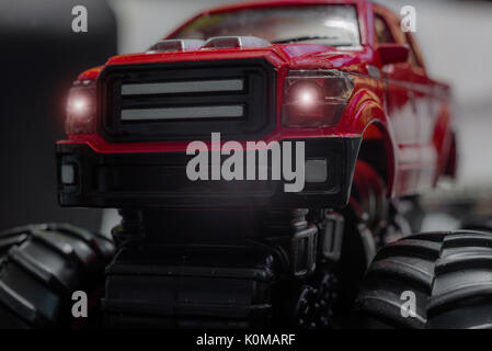 Red Monster Truck Toy con luci Foto Stock