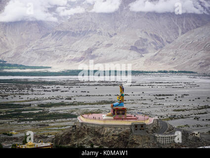 Il 32 metri (106 piedi) la statua di Buddha Maitreya vicino monastero Diskit in Ladakh, India. La statua la costruzione fu iniziata nel 2006. Foto Stock