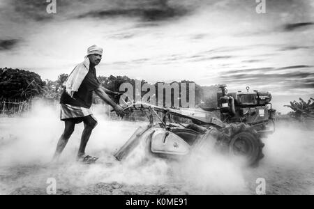 Agricoltore lavora in una fattoria, Calcutta, West Bengal, India, Asia Foto Stock