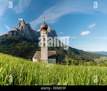 Castelrotto, Dolomiti, Alto Adige, Italia. La chiesa di San Valentino in Castelrotto. Foto Stock