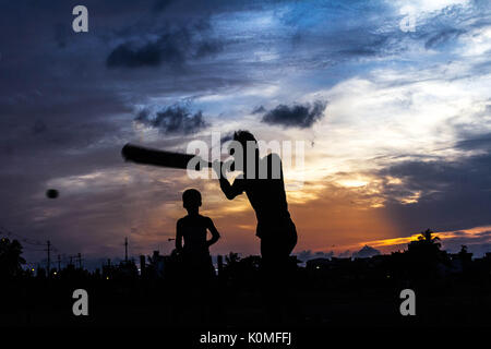 Ragazzi giocare a cricket, Calcutta, West Bengal, India, Asia Foto Stock