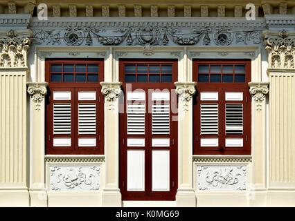 Cinese tradizionale negozio Casa esterno con marrone e bianco persiane a lamelle e sculture ornate di Joo Chiat quartiere di Singapore Foto Stock