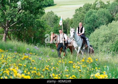 Castelrotto, Alto Adige, Italia. I partecipanti di Oswald di Wolkenstein Ride sulla salita per Castelrotto Foto Stock
