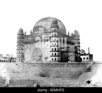 Vecchia Lanterna vintage della slitta di gol gumbaz tomba, bijapur, Karnataka, India, Asia Foto Stock