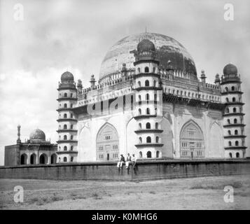 Vecchia Lanterna vintage della slitta di gol gumbaz tomba, bijapur, Karnataka, India, Asia Foto Stock