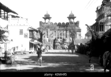 Vecchia Lanterna vintage slitta della porta d'ingresso, jaunpur Uttar Pradesh, India, Asia Foto Stock