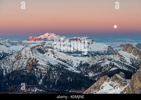 Nuvolau, Dolomiti, Veneto, Italia. Tramonto e luna piena nelle Dolomiti con le cime del Monte Sella group Foto Stock