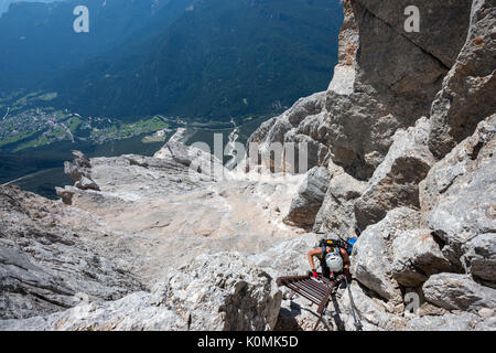 Il Sorapiss, Dolomiti, Veneto, Italia. Scalatore sulla via ferrata Berti Foto Stock