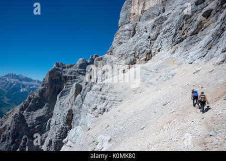 Il Sorapiss, Dolomiti, Veneto, Italia. Scalatore sulla via ferrata Berti Foto Stock