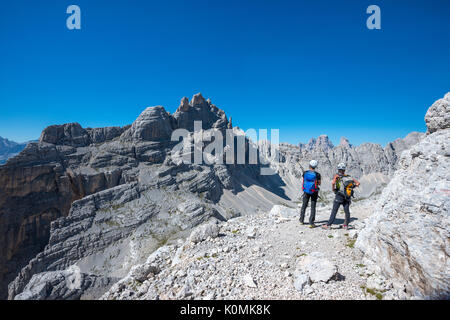 Il Sorapiss, Dolomiti, Veneto, Italia. Breve pausa con una vista al vertice della Punta Nera Foto Stock